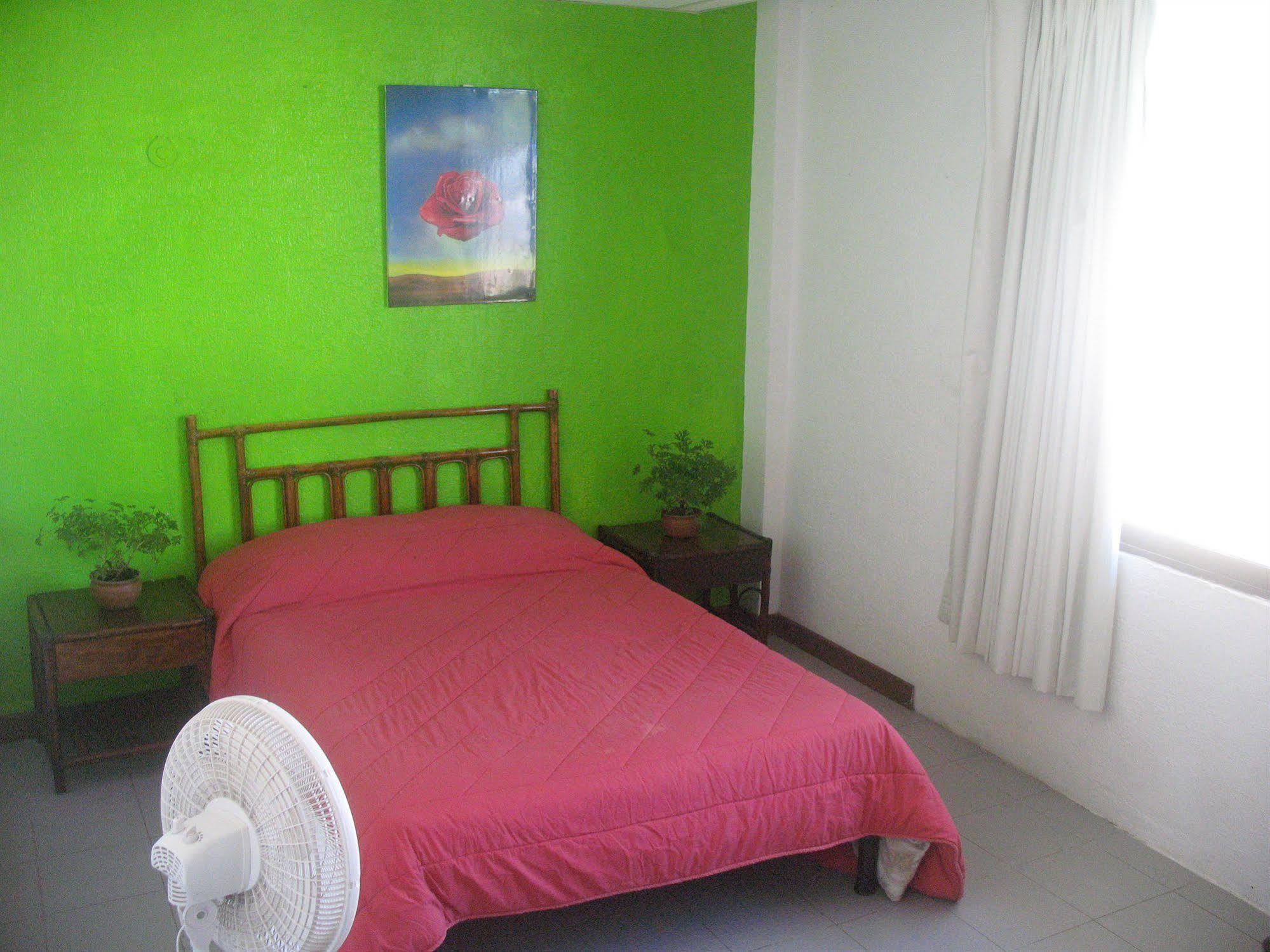 Hostel Mundo Maya Канкун Экстерьер фото